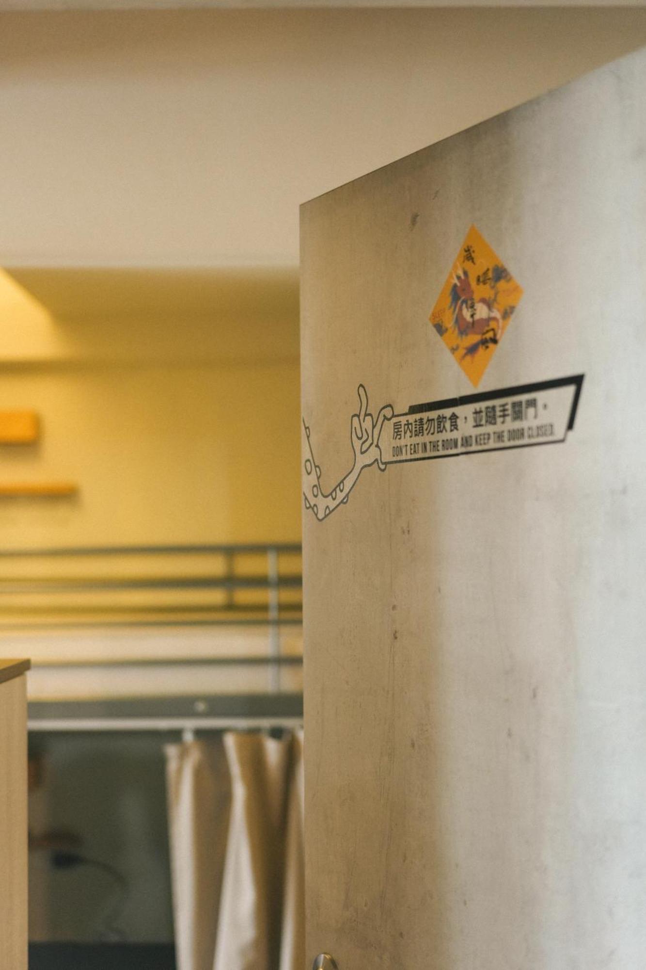 Loft18 Hostel Tainan Bagian luar foto