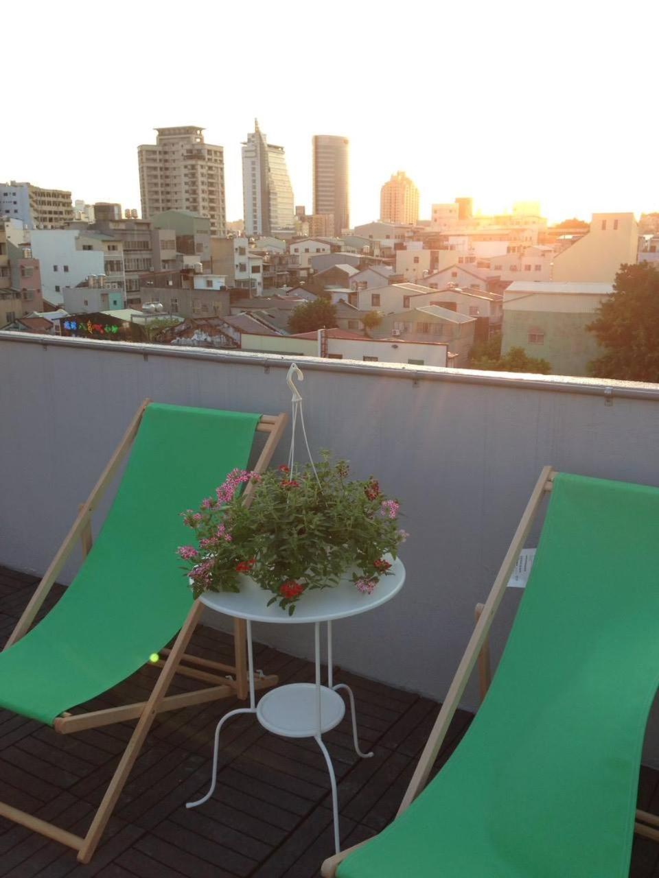 Loft18 Hostel Tainan Bagian luar foto